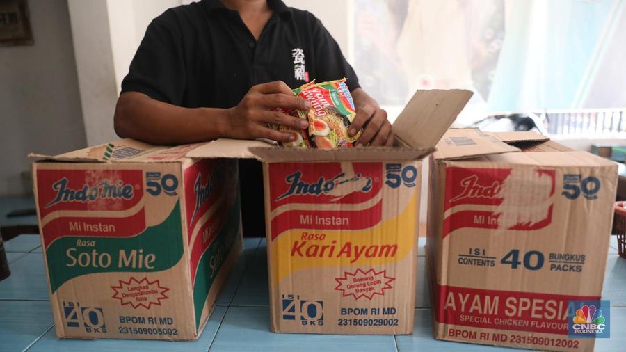 Penjualan mie instan di warkop kawasan Radio Dalam, Jakarta, Rabu (10/8/2022). (CNBC Indonesia/ Muhammad Sabki)