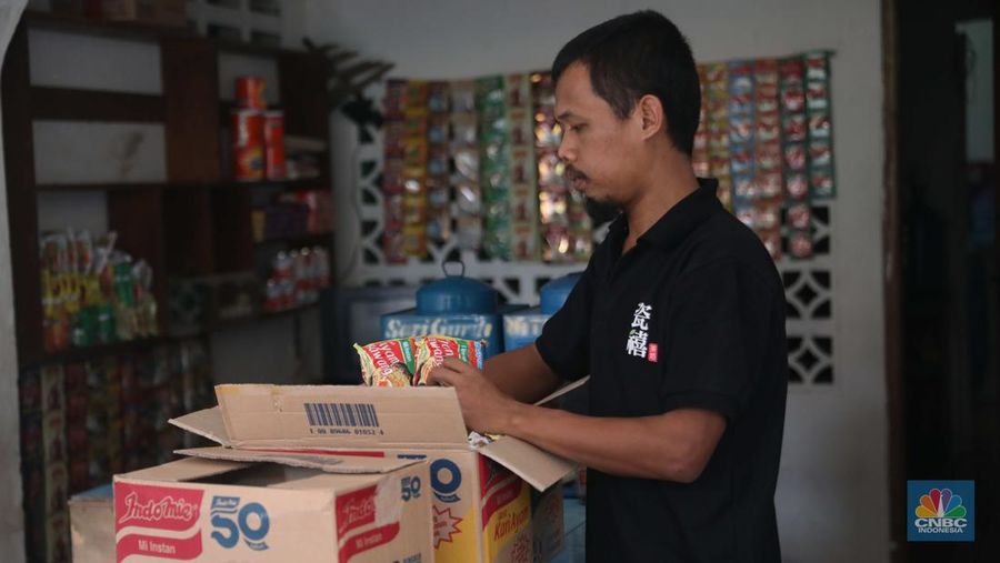 Penjualan mie instan di warkop kawasan Radio Dalam, Jakarta, Rabu (10/8/2022). (CNBC Indonesia/ Muhammad Sabki)