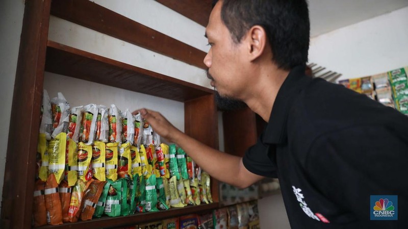 Penjualan mie instan di warkop kawasan Radio Dalam, Jakarta, Rabu (10/8/2022). (վ/ Muhammad Sabki)