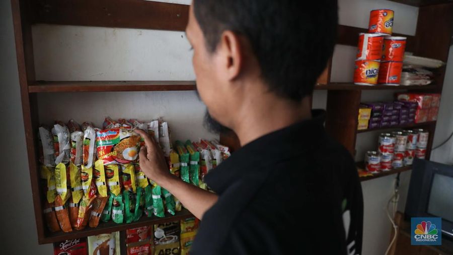 Penjualan mie instan di warkop kawasan Radio Dalam, Jakarta, Rabu (10/8/2022). (CNBC Indonesia/ Muhammad Sabki)