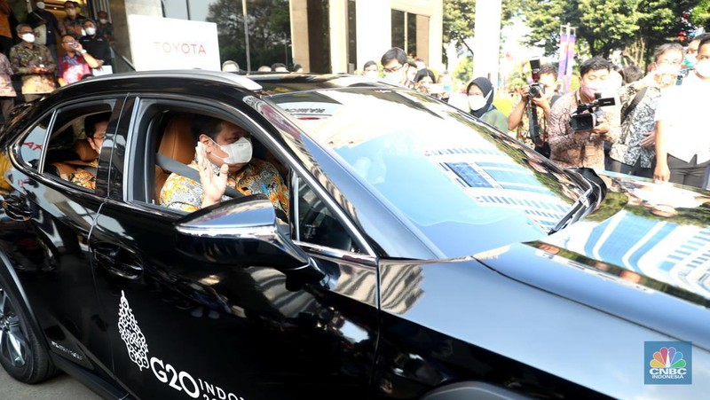 Wakil Presiden Direktur TAM Henry Tanoto (kanan) menyerahkan secara simbolis kunci mobil listrik kepada Menteri Perindustrian Agus Gumiwang Kartasasmita (kiri) dengan didampingi Menteri Koordinator Bidang Perekonomian Airlangga Hartarto di Kantor Kementerian Koordinator Bidang Perekonomian, Jakarta, Rabu (10/8/2022). Toyota menyerahkan sebanyak 143 unit mobil listrik kepada pemerintah sebagai kendaraan resmi dalam gelaran Presidensi G20 Indonesia bulan November nanti. (CNBC Indonesia/ Muhammad Sabki)