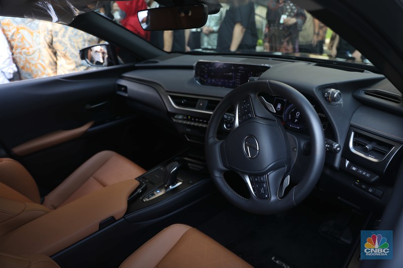 Penyerahan Mobil Listrik TOyota Untu gelaran Presidensi G20 Indonesia Wakil Presiden Direktur TAM Henry Tanoto (kanan) menyerahkan secara simbolis kunci mobil listrik kepada Menteri Perindustrian Agus Gumiwang Kartasasmita (kiri) dengan didampingi Menteri Koordinator Bidang Perekonomian Airlangga Hartarto di Kantor Kementerian Koordinator Bidang Perekonomian, Jakarta, Rabu (10/8/2022). Toyota menyerahkan sebanyak 143 unit mobil listrik kepada pemerintah sebagai kendaraan resmi dalam gelaran Presidensi G20 Indonesia bulan November nanti. (CNBC Indonesia/ Muhammad Sabki)