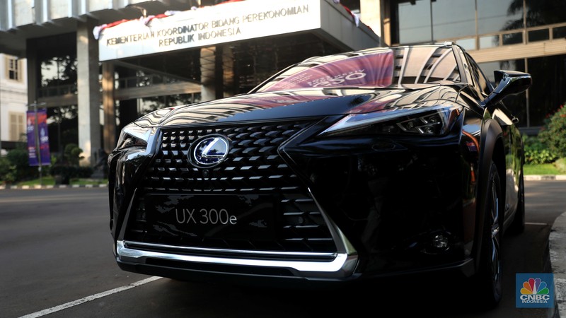 Penyerahan Mobil Listrik TOyota Untu gelaran Presidensi G20 Indonesia Wakil Presiden Direktur TAM Henry Tanoto (kanan) menyerahkan secara simbolis kunci mobil listrik kepada Menteri Perindustrian Agus Gumiwang Kartasasmita (kiri) dengan didampingi Menteri Koordinator Bidang Perekonomian Airlangga Hartarto di Kantor Kementerian Koordinator Bidang Perekonomian, Jakarta, Rabu (10/8/2022). Toyota menyerahkan sebanyak 143 unit mobil listrik kepada pemerintah sebagai kendaraan resmi dalam gelaran Presidensi G20 Indonesia bulan November nanti. (CNBC Indonesia/ Muhammad Sabki)