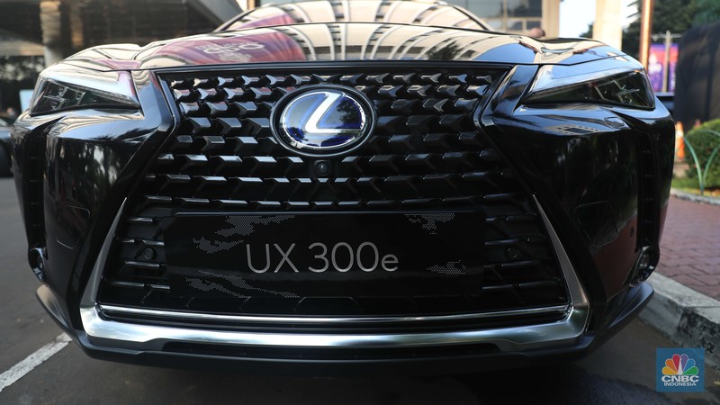 Penyerahan Mobil Listrik TOyota Untu gelaran Presidensi G20 Indonesia Wakil Presiden Direktur TAM Henry Tanoto (kanan) menyerahkan secara simbolis kunci mobil listrik kepada Menteri Perindustrian Agus Gumiwang Kartasasmita (kiri) dengan didampingi Menteri Koordinator Bidang Perekonomian Airlangga Hartarto di Kantor Kementerian Koordinator Bidang Perekonomian, Jakarta, Rabu (10/8/2022). Toyota menyerahkan sebanyak 143 unit mobil listrik kepada pemerintah sebagai kendaraan resmi dalam gelaran Presidensi G20 Indonesia bulan November nanti. (CNBC Indonesia/ Muhammad Sabki)