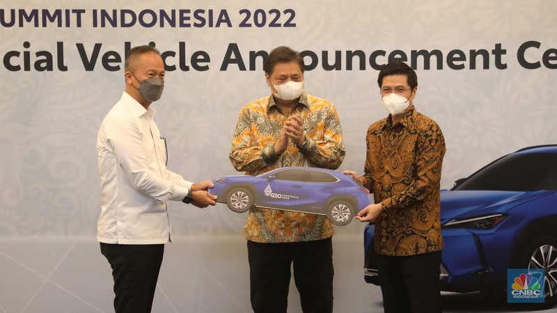 Penyerahan Mobil Listrik TOyota Untu gelaran Presidensi G20 Indonesia Wakil Presiden Direktur TAM Henry Tanoto (kanan) menyerahkan secara simbolis kunci mobil listrik kepada Menteri Perindustrian Agus Gumiwang Kartasasmita (kiri) dengan didampingi Menteri Koordinator Bidang Perekonomian Airlangga Hartarto di Kantor Kementerian Koordinator Bidang Perekonomian, Jakarta, Rabu (10/8/2022). Toyota menyerahkan sebanyak 143 unit mobil listrik kepada pemerintah sebagai kendaraan resmi dalam gelaran Presidensi G20 Indonesia bulan November nanti. (CNBC Indonesia/ Muhammad Sabki)