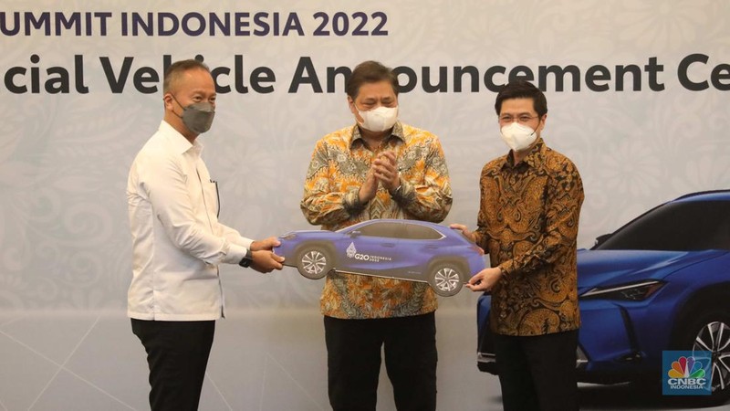 Wakil Presiden Direktur TAM Henry Tanoto (kanan) menyerahkan secara simbolis kunci mobil listrik kepada Menteri Perindustrian Agus Gumiwang Kartasasmita (kiri) dengan didampingi Menteri Koordinator Bidang Perekonomian Airlangga Hartarto di Kantor Kementerian Koordinator Bidang Perekonomian, Jakarta, Rabu (10/8/2022). Toyota menyerahkan sebanyak 143 unit mobil listrik kepada pemerintah sebagai kendaraan resmi dalam gelaran Presidensi G20 Indonesia bulan November nanti. (CNBC Indonesia/ Muhammad Sabki)