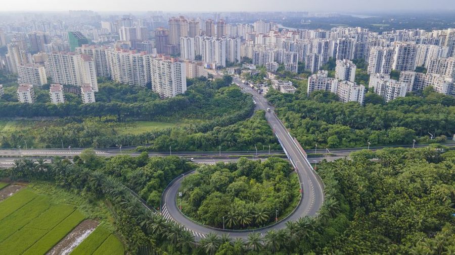 Global Duty-Free (GDF) Plaza ditutup sementara setelah penerapan penguncian untuk mengekang wabah penyakit coronavirus (COVID-19) di Haikou, Provinsi Hainan, China, Rabu (10/8/2022). (Photo by Luo Yunfei/China News Service via Getty Images)