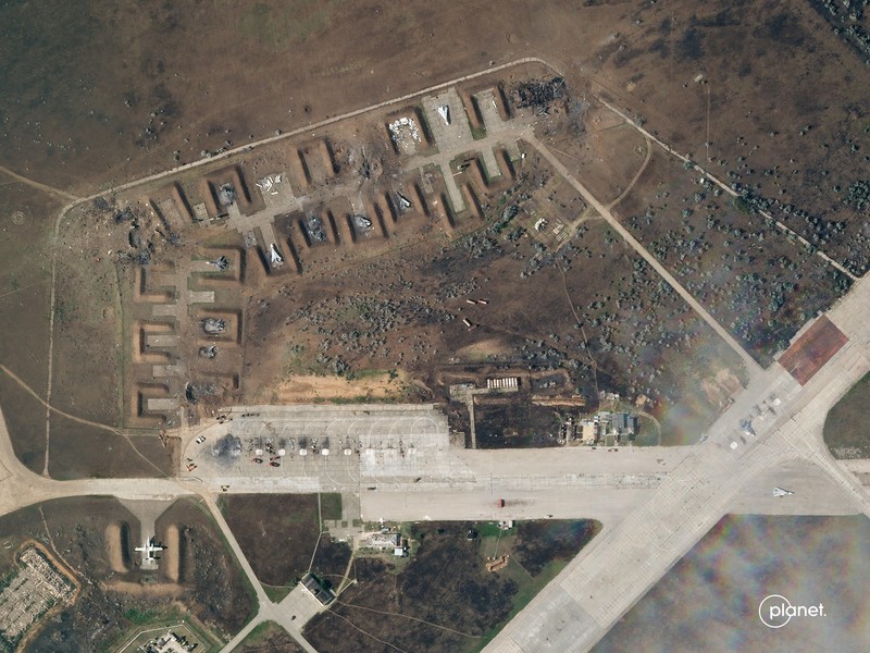 Foto kombinasi menunjukkan gambar satelit pangkalan udara Saky di Crimea, Selasa (9/8/2022) dan setelah serangan pada 10 Agustus 2022. (Planet Labs PBC/Handout via REUTERS)