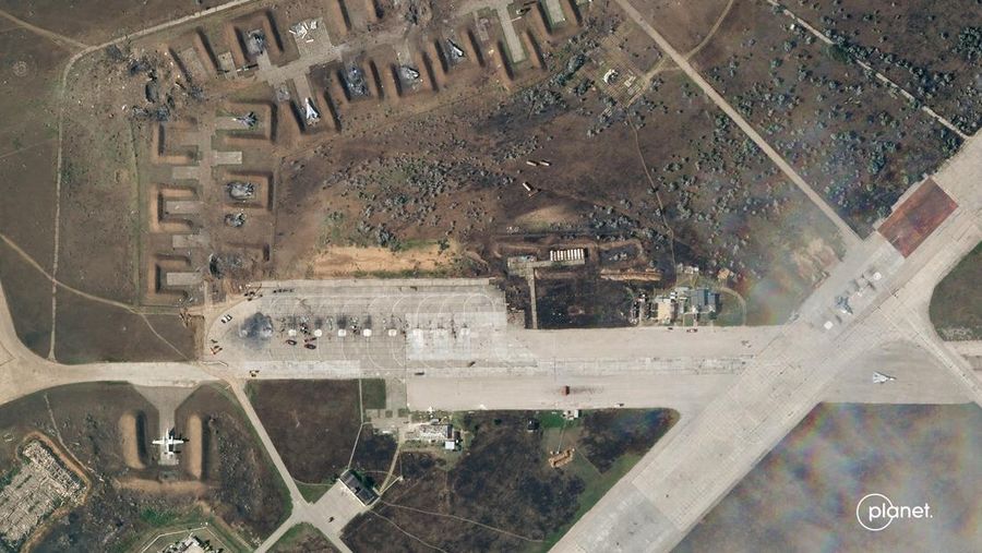 Foto kombinasi menunjukkan gambar satelit pangkalan udara Saky di Crimea, Selasa (9/8/2022) dan setelah serangan pada 10 Agustus 2022. (Planet Labs PBC/Handout via REUTERS)