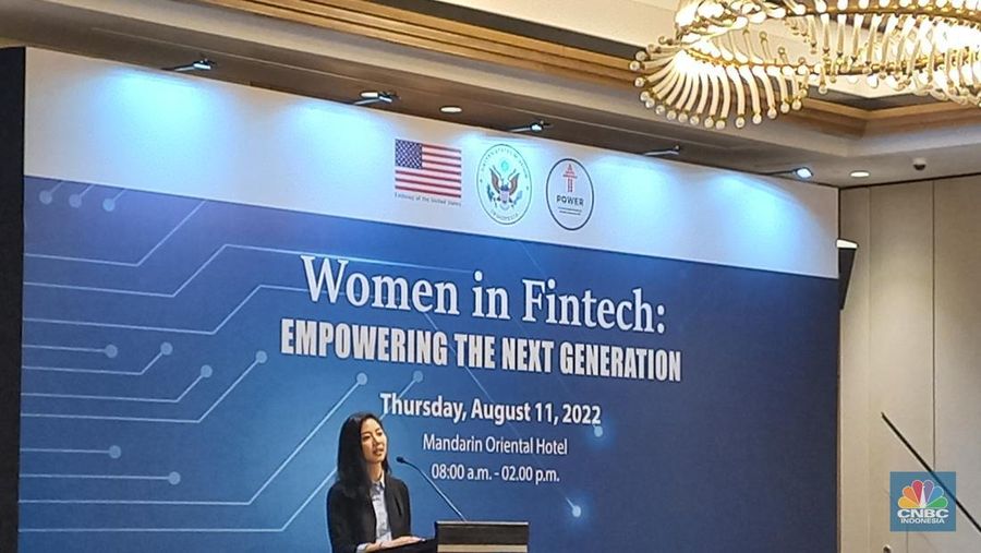 Co-founder Pluang Claudia Kolonas di Women in Fintech: Empowering The Next Generation Forum 2022 (CNBC Indonesia/Khoirul Anam)
