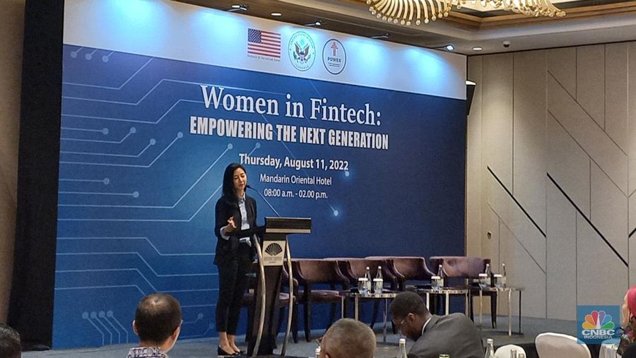 Co-founder Pluang Claudia Kolonas di Women in Fintech: Empowering The Next Generation Forum 2022 (CNBC Indonesia/Khoirul Anam)