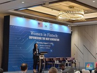 Co-founder Pluang Claudia Kolonas di Women in Fintech: Empowering The Next Generation Forum 2022 (CNBC Indonesia/Khoirul Anam)