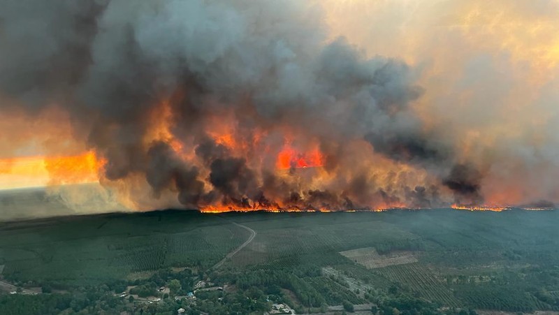 Petugas pemadam kebakaran berupaya memadamkan api di Belin-Beliet, saat kebakaran hutan terus meluas di wilayah Gironde, Prancis barat daya,Rabu (10/8/2022). (REUTERS/Stephane Mahe)