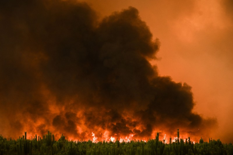 Petugas pemadam kebakaran berupaya memadamkan api di Belin-Beliet, saat kebakaran hutan terus meluas di wilayah Gironde, Prancis barat daya,Rabu (10/8/2022). (REUTERS/Stephane Mahe)