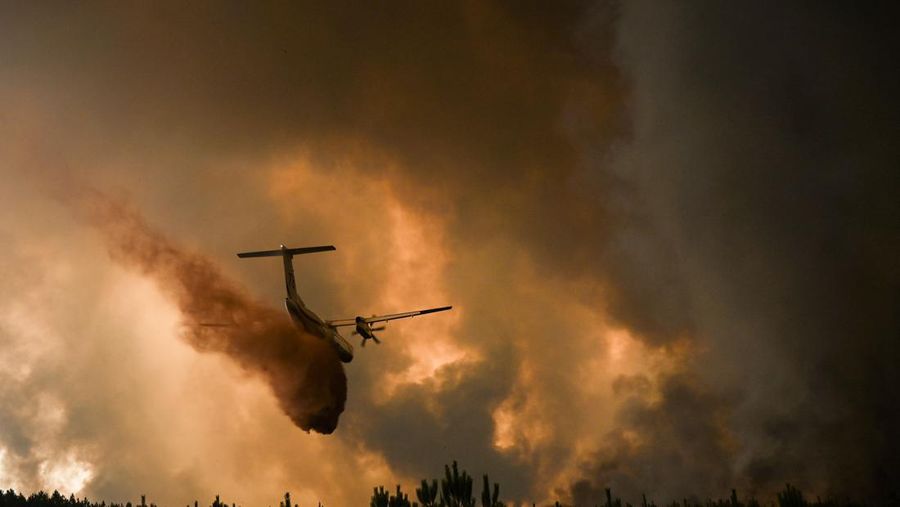 Petugas pemadam kebakaran berupaya memadamkan api di Belin-Beliet, saat kebakaran hutan terus meluas di wilayah Gironde, Prancis barat daya,Rabu (10/8/2022). (REUTERS/Stephane Mahe)