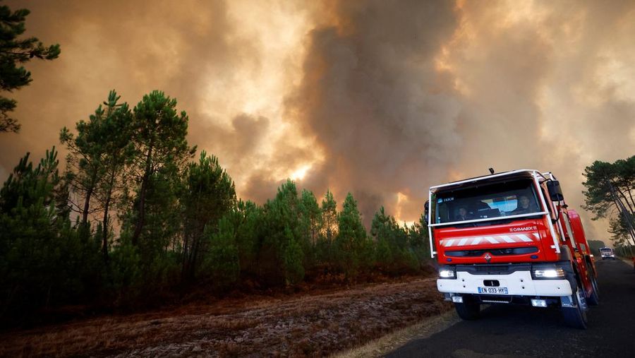 Petugas pemadam kebakaran berupaya memadamkan api di Belin-Beliet, saat kebakaran hutan terus meluas di wilayah Gironde, Prancis barat daya,Rabu (10/8/2022). (REUTERS/Stephane Mahe)