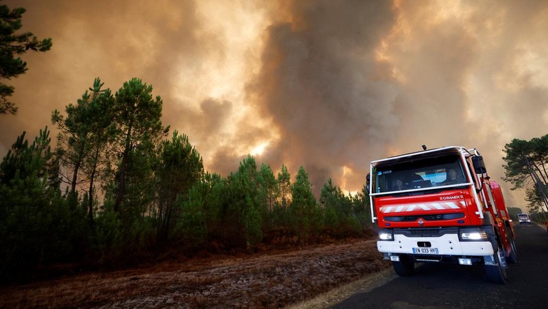 Petugas pemadam kebakaran berupaya memadamkan api di Belin-Beliet, saat kebakaran hutan terus meluas di wilayah Gironde, Prancis barat daya,Rabu (10/8/2022). (REUTERS/Stephane Mahe)