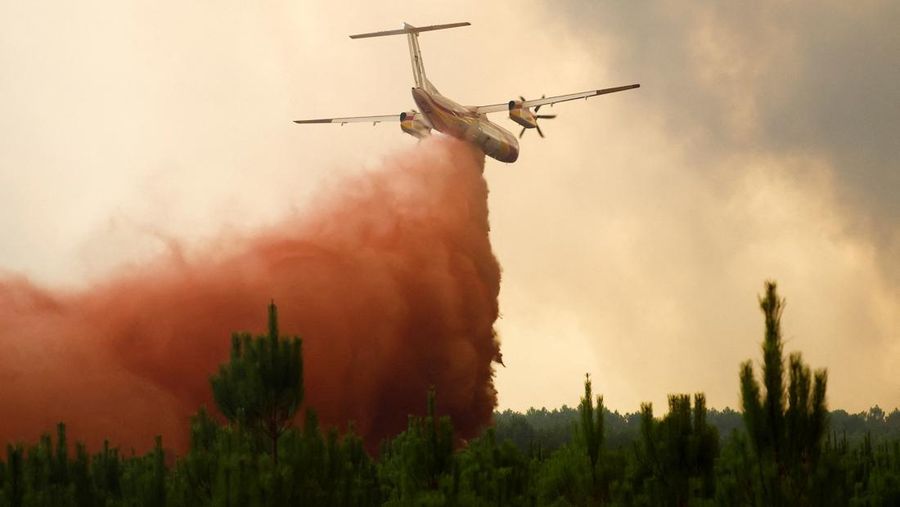 Petugas pemadam kebakaran berupaya memadamkan api di Belin-Beliet, saat kebakaran hutan terus meluas di wilayah Gironde, Prancis barat daya,Rabu (10/8/2022). (REUTERS/Stephane Mahe)