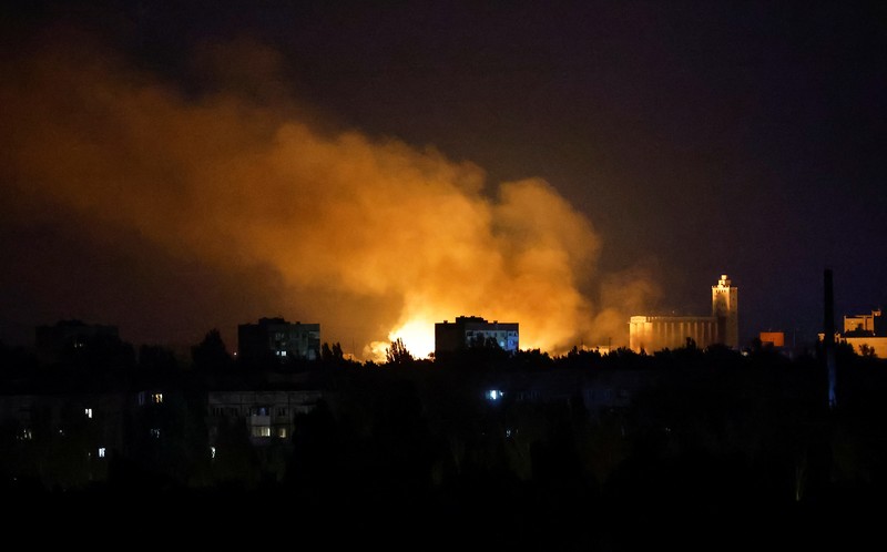 Petugas pemadam kebakaran bersiap-siap setelah penembakan pabrik bir selama konflik Ukraina-Rusia di kota Donetsk, Ukraina, Rabu (10/8/2022). (REUTERS/Alexander Ermochenko)