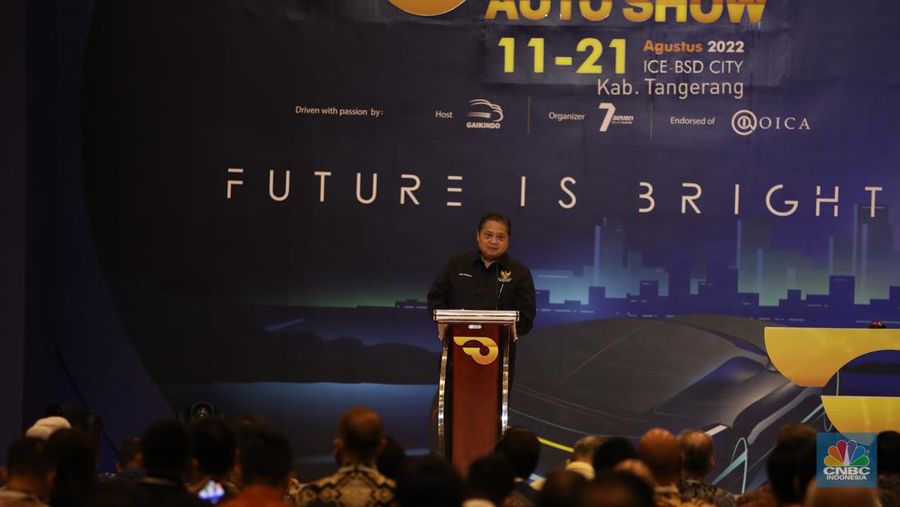 Menteri Koordinator Bidang Perekonomian Airlangga Hartarto membuka ajang Gaikindo Indonesia International Auto Show (GIIAS) 2022.  (CNBC Indonesia/ Tri Susilo)