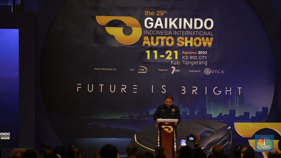 Menteri Koordinator Bidang Perekonomian Airlangga Hartarto membuka ajang Gaikindo Indonesia International Auto Show (GIIAS) 2022.  (CNBC Indonesia/ Tri Susilo)