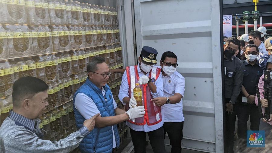 Menteri Perdagangan Zulkifli Hasan memimpin pelepasan minyak goreng kemasan rakyat MINYAKITA ke wilayah Indonesia Timur melalui Tol Laut di Tanjung Priok, Rabu (10/8/2022). (CNBC Indonesia/ Emir Yanwardhana)