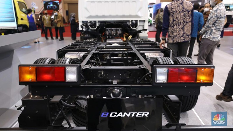 Mitsubishi Fuso listrik e-Center yang di pamerkan dalam ajang Pameran Gaikindo Indonesia International Auto Show (GIIAS) 2022 di Tangerang, Banten, Kamis (11/8/2022). Mitsubishi memperkenalkan Fuso truk listrik e-Canter yang akan siap masuk di Indonesia.   (CNBC Indonesia/ Tri Susilo)