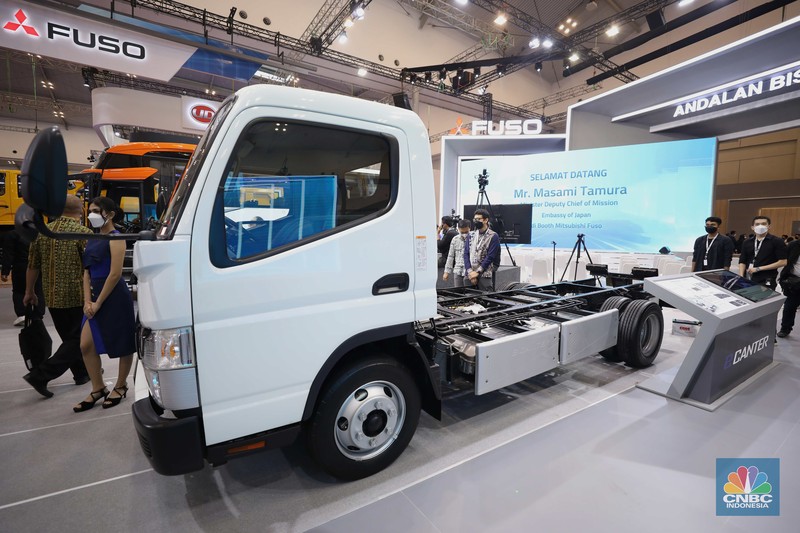 Mitsubishi Fuso listrik e-Center di GIIAS 2022 Mitsubishi Fuso listrik e-Center yang di pamerkan dalam ajang Pameran Gaikindo Indonesia International Auto Show (GIIAS) 2022 di Tangerang, Banten, Kamis (11/8/2022). Mitsubishi memperkenalkan Fuso truk listrik e-Canter yang akan siap masuk di Indonesia. (CNBC Indonesia/ Tri Susilo)