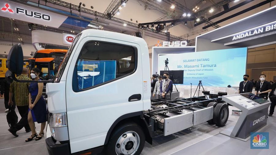 Mitsubishi Fuso listrik e-Center yang di pamerkan dalam ajang Pameran Gaikindo Indonesia International Auto Show (GIIAS) 2022 di Tangerang, Banten, Kamis (11/8/2022). Mitsubishi memperkenalkan Fuso truk listrik e-Canter yang akan siap masuk di Indonesia. (CNBC Indonesia/ Tri Susilo)
