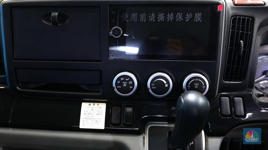 Mitsubishi Fuso listrik e-Center yang di pamerkan dalam ajang Pameran Gaikindo Indonesia International Auto Show (GIIAS) 2022 di Tangerang, Banten, Kamis (11/8/2022). Mitsubishi memperkenalkan Fuso truk listrik e-Canter yang akan siap masuk di Indonesia.   (CNBC Indonesia/ Tri Susilo)