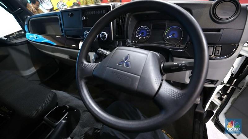 Mitsubishi Fuso listrik e-Center yang di pamerkan dalam ajang Pameran Gaikindo Indonesia International Auto Show (GIIAS) 2022 di Tangerang, Banten, Kamis (11/8/2022). Mitsubishi memperkenalkan Fuso truk listrik e-Canter yang akan siap masuk di Indonesia.   (CNBC Indonesia/ Tri Susilo)