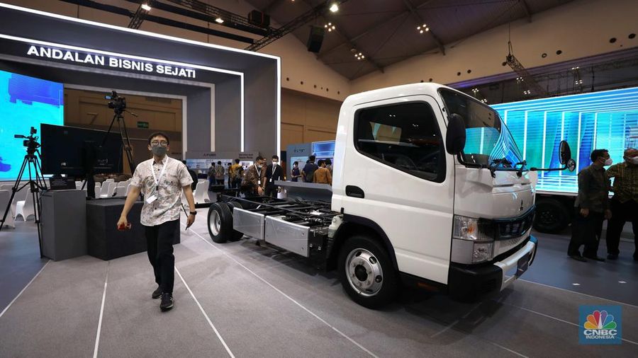 Mitsubishi Fuso listrik e-Center yang di pamerkan dalam ajang Pameran Gaikindo Indonesia International Auto Show (GIIAS) 2022 di Tangerang, Banten, Kamis (11/8/2022). Mitsubishi memperkenalkan Fuso truk listrik e-Canter yang akan siap masuk di Indonesia.   (CNBC Indonesia/ Tri Susilo)
