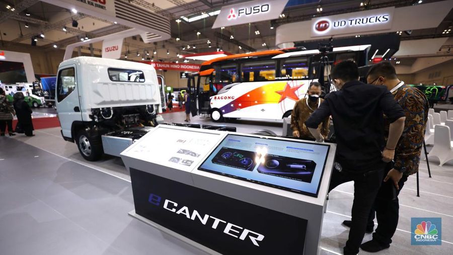 Mitsubishi Fuso listrik e-Center yang di pamerkan dalam ajang Pameran Gaikindo Indonesia International Auto Show (GIIAS) 2022 di Tangerang, Banten, Kamis (11/8/2022). Mitsubishi memperkenalkan Fuso truk listrik e-Canter yang akan siap masuk di Indonesia. (CNBC Indonesia/ Tri Susilo)