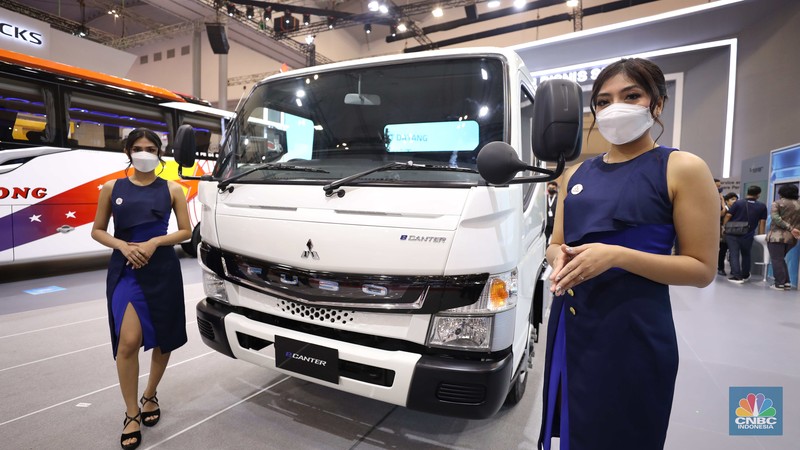 Mitsubishi Fuso listrik e-Center di GIIAS 2022 Mitsubishi Fuso listrik e-Center yang di pamerkan dalam ajang Pameran Gaikindo Indonesia International Auto Show (GIIAS) 2022 di Tangerang, Banten, Kamis (11/8/2022). Mitsubishi memperkenalkan Fuso truk listrik e-Canter yang akan siap masuk di Indonesia. (CNBC Indonesia/ Tri Susilo)