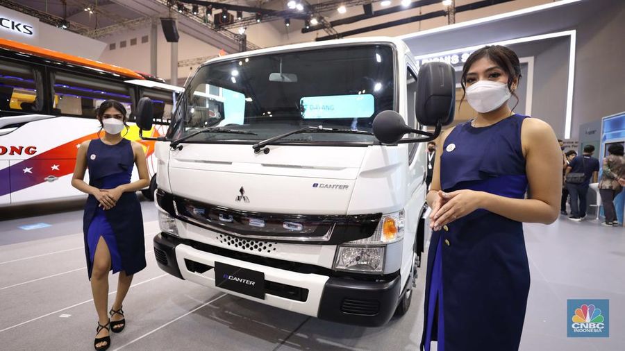 Mitsubishi Fuso listrik e-Center yang di pamerkan dalam ajang Pameran Gaikindo Indonesia International Auto Show (GIIAS) 2022 di Tangerang, Banten, Kamis (11/8/2022). Mitsubishi memperkenalkan Fuso truk listrik e-Canter yang akan siap masuk di Indonesia.   (CNBC Indonesia/ Tri Susilo)