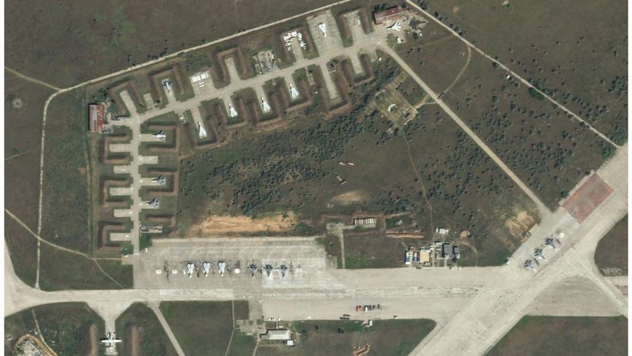 Foto kombinasi menunjukkan gambar satelit pangkalan udara Saky di Crimea, Selasa (9/8/2022) dan setelah serangan pada 10 Agustus 2022. (Planet Labs PBC/Handout via REUTERS)