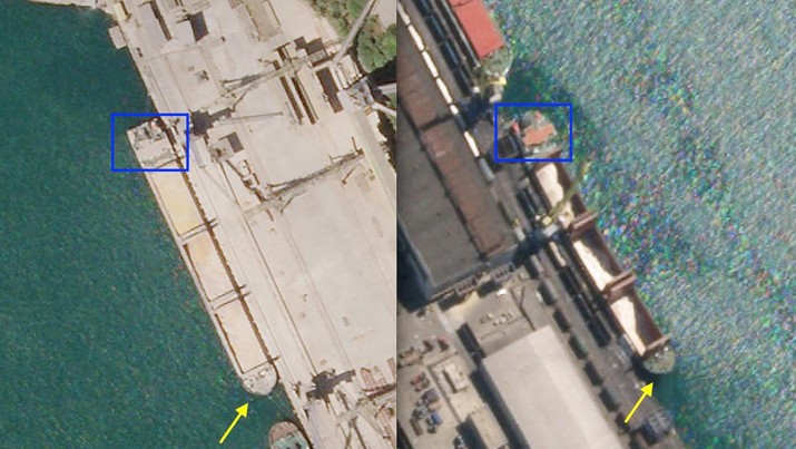 Kombinasi gambar satelit menunjukkan di sebelah kiri sebuah kapal kargo berbendera Rusia SV Nikolay yang berlabuh di Sevastopol, Crimea, Senin (18/8/2022) dan di sebelah kanan, sebuah kapal yang diidentifikasi Reuters melalui data pelacakan kapal sebagai SV Nikolay di Novorossiysk, Rusia, Minggu (29/5/2022). (Planet Labs PBC/Handout via REUTERS)