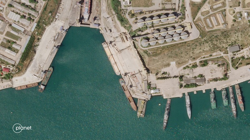 Foto kombinasi menunjukkan gambar satelit pangkalan udara Saky di Crimea, Selasa (9/8/2022) dan setelah serangan pada 10 Agustus 2022. (Planet Labs PBC/Handout via REUTERS)