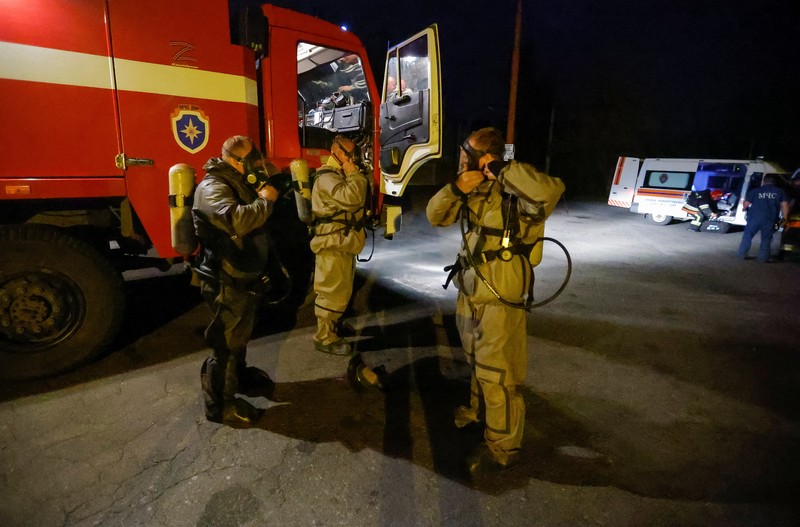 penembakan pabrik bir selama konflik Ukraina-Rusia di kota Donetsk, Ukraina Petugas pemadam kebakaran bersiap-siap setelah penembakan pabrik bir selama konflik Ukraina-Rusia di kota Donetsk, Ukraina, Rabu (10/8/2022). (REUTERS/Alexander Ermochenko)