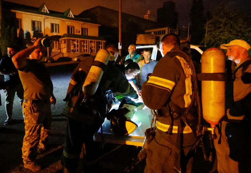 Petugas pemadam kebakaran bersiap-siap setelah penembakan pabrik bir selama konflik Ukraina-Rusia di kota Donetsk, Ukraina, Rabu (10/8/2022). (REUTERS/Alexander Ermochenko)