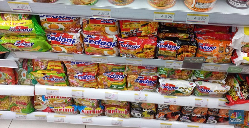 Penjualan Mi Instan di Mini Market, kawasan Pondok Kopi Jakarta Timur,,Kamis (11/8/2022). (CNBC Indonesia/ Muhammad Sabki)