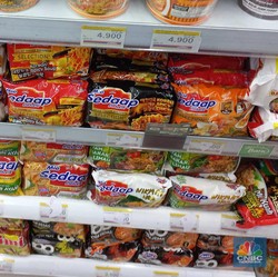 Gokil! Orang RI Makan Mi Instan Paling Banyak No 2 Sedunia