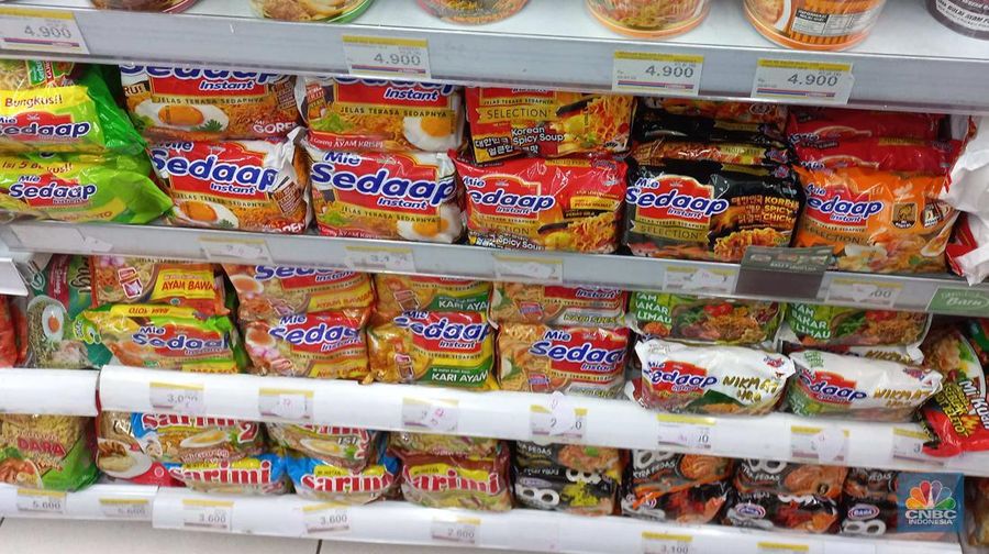 Penjualan Mi Instan di Mini Market, kawasan Pondok Kopi Jakarta Timur,,Kamis (11/8/2022). (CNBC Indonesia/ Muhammad Sabki)