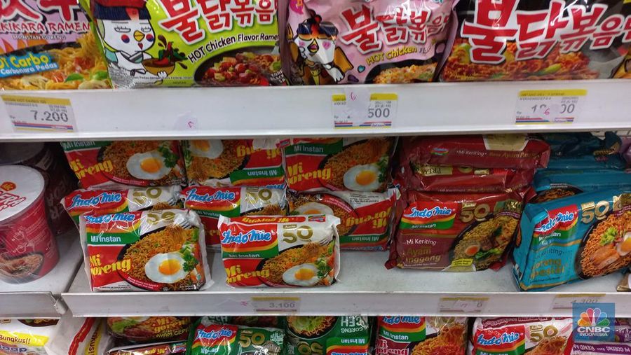 Penjualan Mi Instan di Mini Market, kawasan Pondok Kopi Jakarta Timur,,Kamis (11/8/2022). (CNBC Indonesia/ Muhammad Sabki)