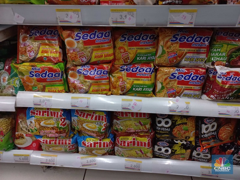 Penjualan Mi Instan di Mini Market Penjualan Mi Instan di Mini Market, kawasan Pondok Kopi Jakarta Timur,,Kamis (11/8/2022). (CNBC Indonesia/ Muhammad Sabki)