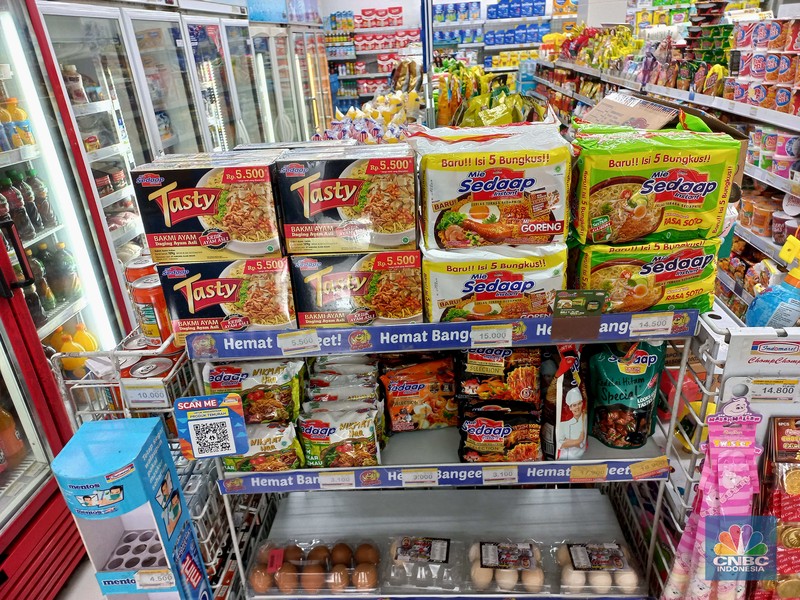 Penjualan Mi Instan di Mini Market Penjualan Mi Instan di Mini Market, kawasan Pondok Kopi Jakarta Timur,,Kamis (11/8/2022). (CNBC Indonesia/ Muhammad Sabki)