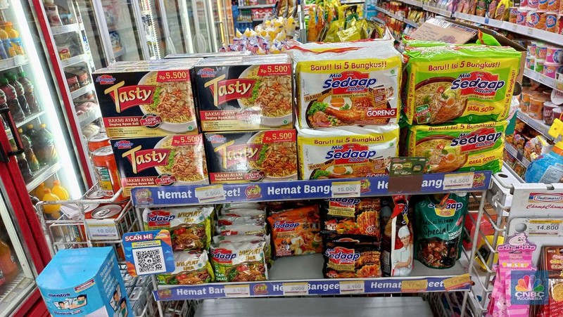 Penjualan Mi Instan di Mini Market, kawasan Pondok Kopi Jakarta Timur,,Kamis (11/8/2022). (CNBC Indonesia/ Muhammad Sabki)