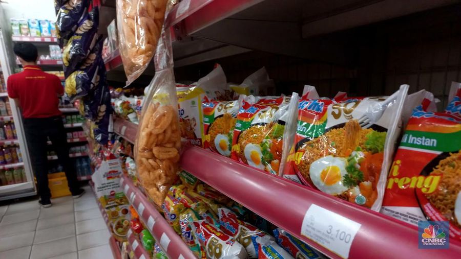 Penjualan Mi Instan di Mini Market, kawasan Pondok Kopi Jakarta Timur,,Kamis (11/8/2022). (CNBC Indonesia/ Muhammad Sabki)