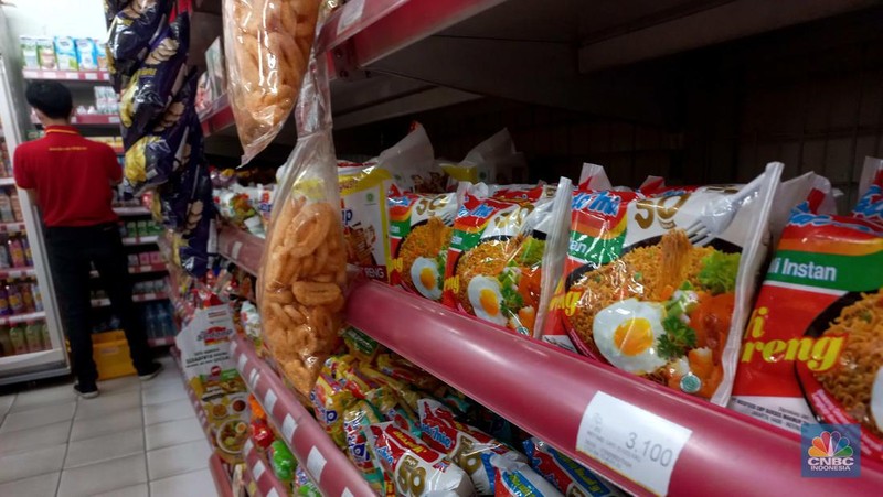 Penjualan Mi Instan di Mini Market, kawasan Pondok Kopi Jakarta Timur,,Kamis (11/8/2022). (CNBC Indonesia/ Muhammad Sabki)