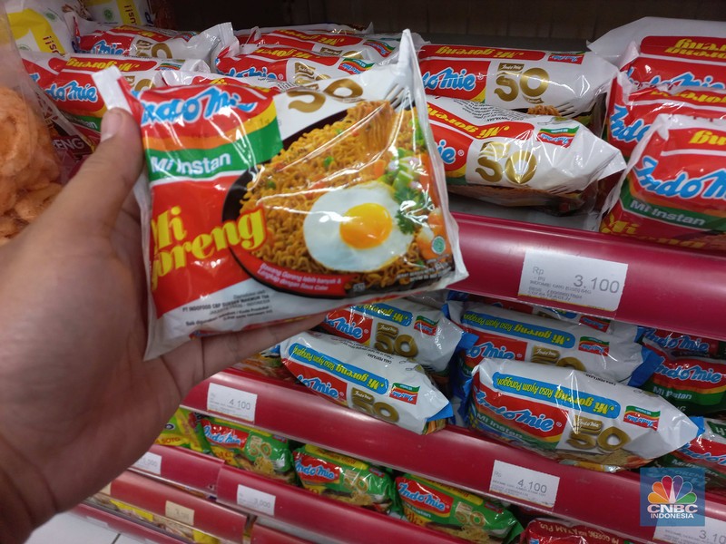 Penjualan Mi Instan di Mini Market Penjualan Mi Instan di Mini Market, kawasan Pondok Kopi Jakarta Timur,,Kamis (11/8/2022). (CNBC Indonesia/ Muhammad Sabki)